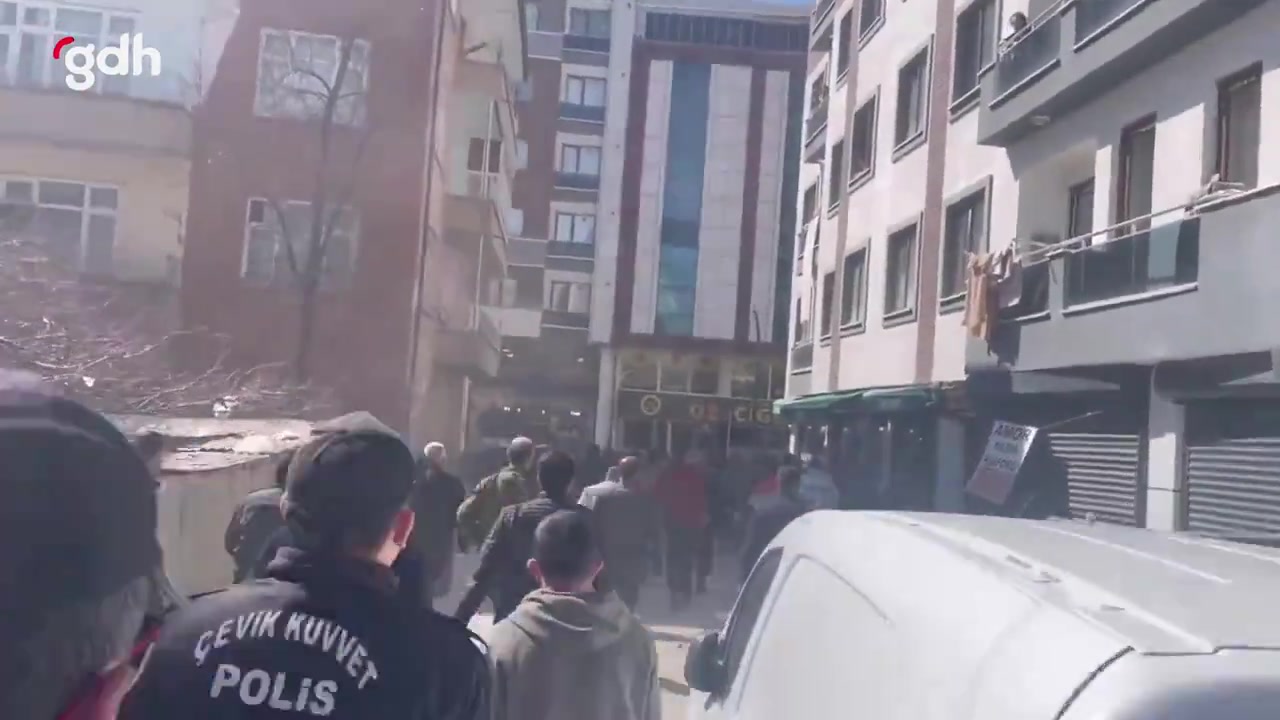 DEM Partililer sokaklarda, polis biber gazıyla müdahale etti