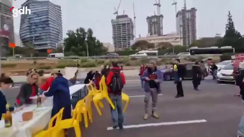 İsrailli aileler Ayalon Caddesi'ni trafiğe kapattı, protesto etti