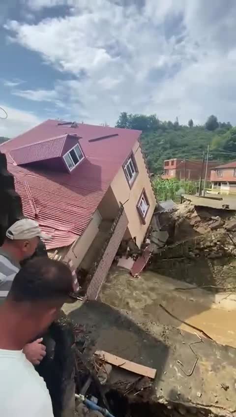 Giresun'da sağanak: Ev yan yattı, ulaşım aksadı