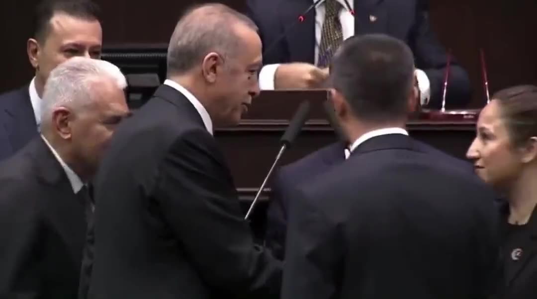 Erdoğan, Mehmet Ali Çelebi'ye rozetini taktı