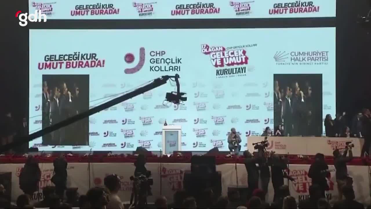 Özgür Özel, CHP gençlik kurultayındaki gerginliği yatıştırdı