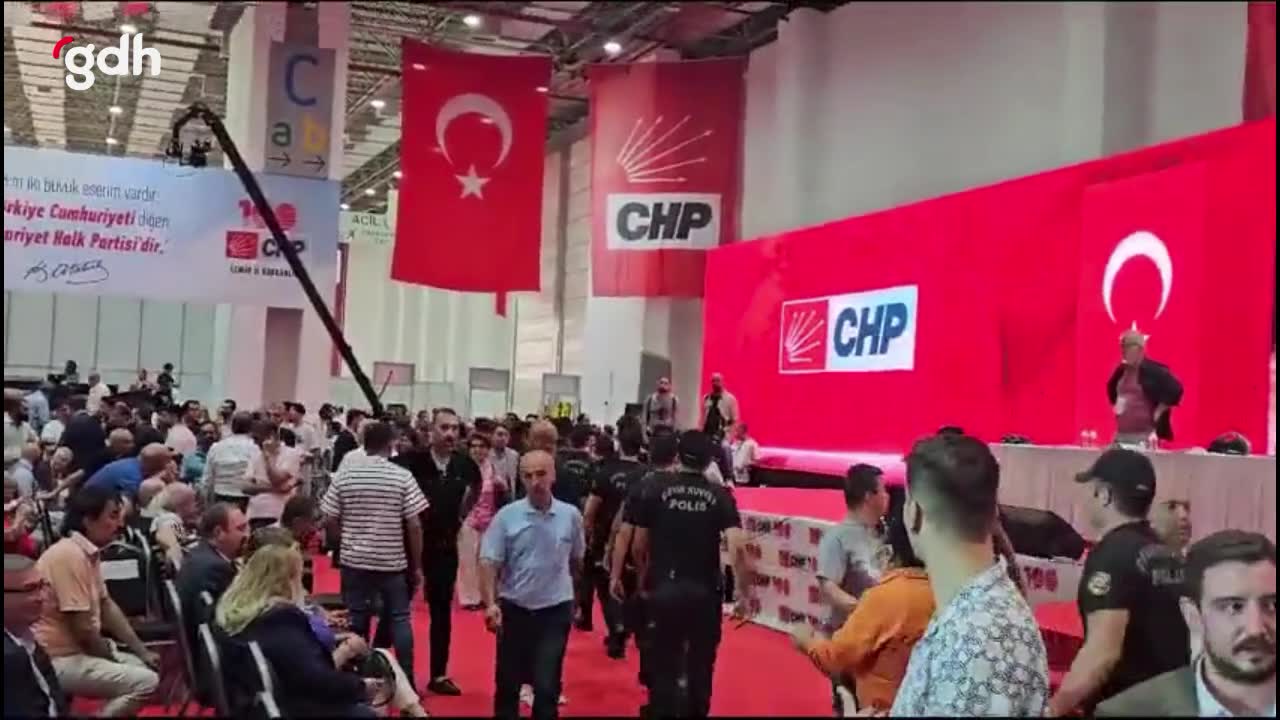 CHP İzmir İl Kongresi'nde kavga, Çevik Kuvvet müdahale etti