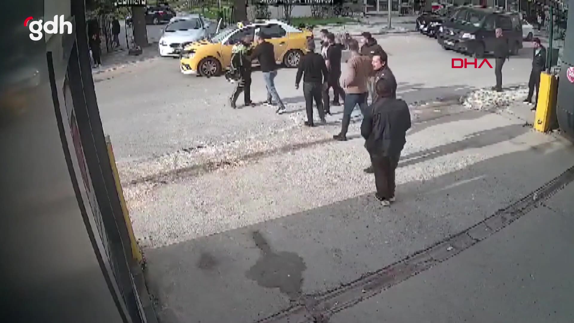 Diyarbakır'da sürücü polisleri yaraladı, polis memuruna saldırdı