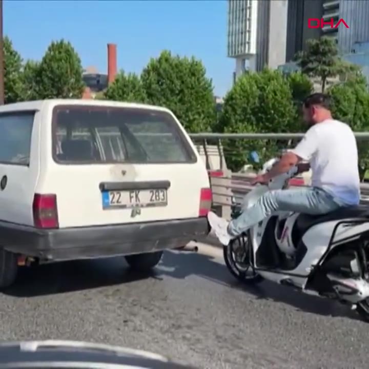Şişli'de motosikletliler yolda kalan araca yardım etti