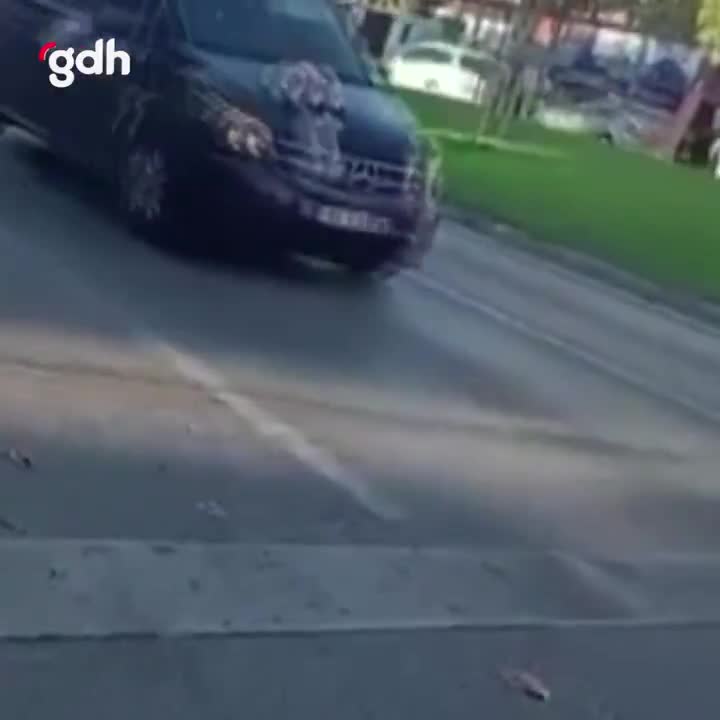 Bursa'da düğün konvoyu trafiği aksattı, gelin damat dans etti