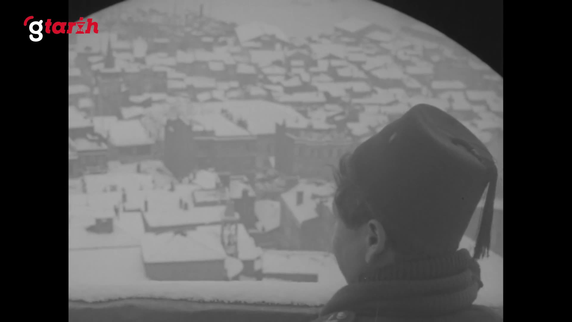 İstanbul'da 100 yıl önce kış ve fesli bir çocuk