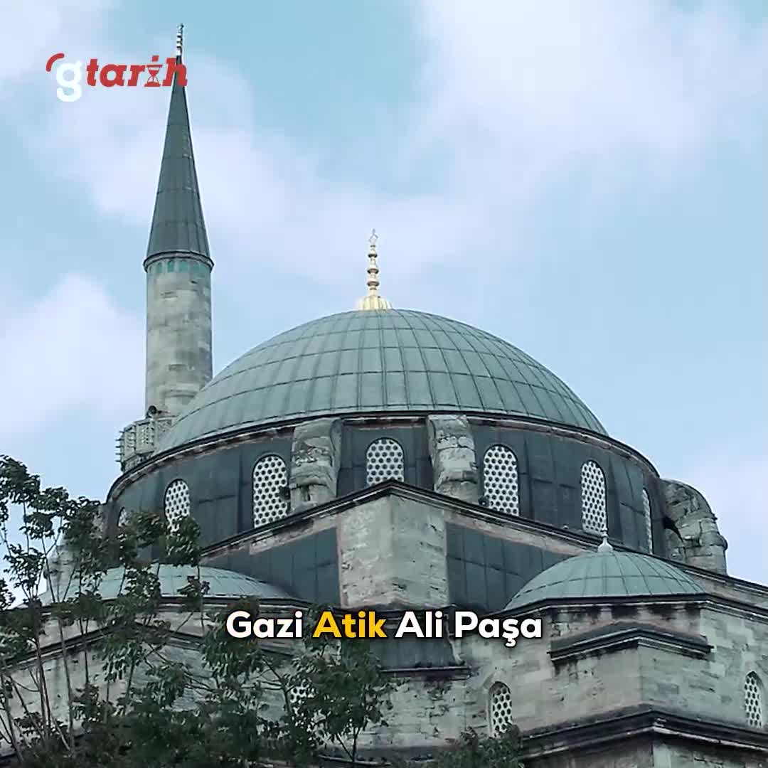 Tarihi camilerin avluları otopark olarak kullanılıyor