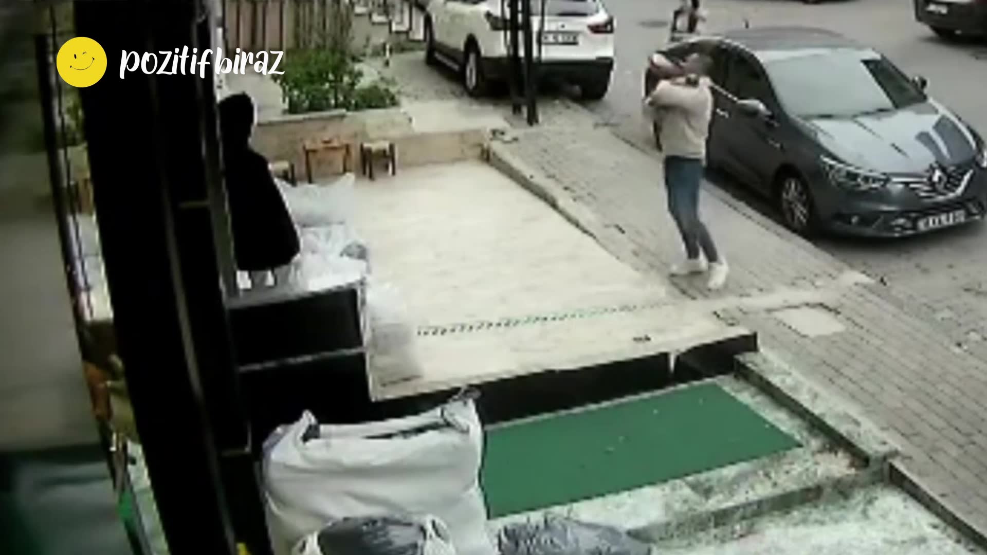 Güngören'de bir kişi, kedi düşerken havada yakaladı