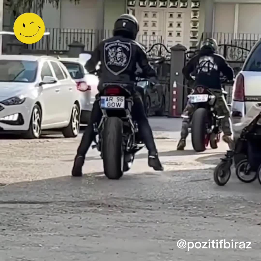 Bebek uyanmasın diye kontağı kapatıp geçen motorcular