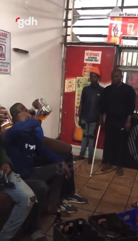 Dükkan sahibi, hırsızları içki içmeye zorladı!