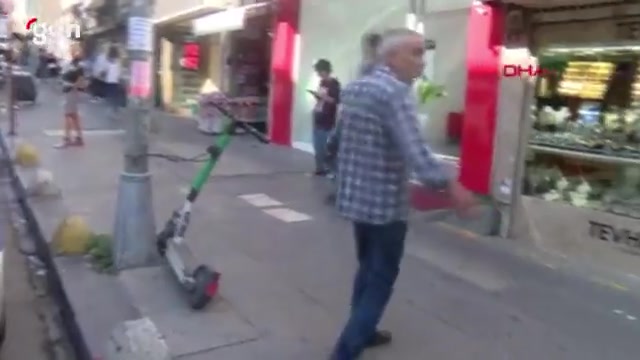 Kadıköy'de ceza yiyen taksici öfkeyle aracına saldırdı!