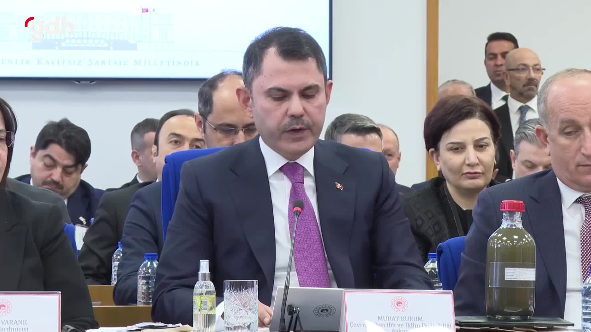 Murat Kurum, İzmir Körfezi kirliliğini TBMM’de sergiledi!