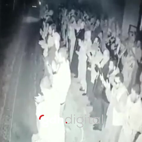 İdlib'de camide namaz kılan cemaat depreme yakalandı