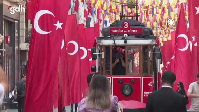 İstiklal Caddesi, Zafer Bayramı'nda 1200 bayrakla süslendi
