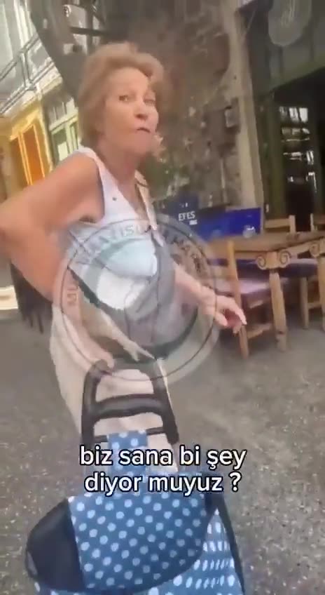 Foça'da bir kadından başörtülü kadınlara taciz: "Kapanamazsınız!"