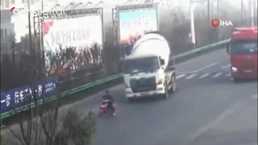 Wuhu'da motosikletli, sarı ışıkta geçen mikserden son anda kurtuldu