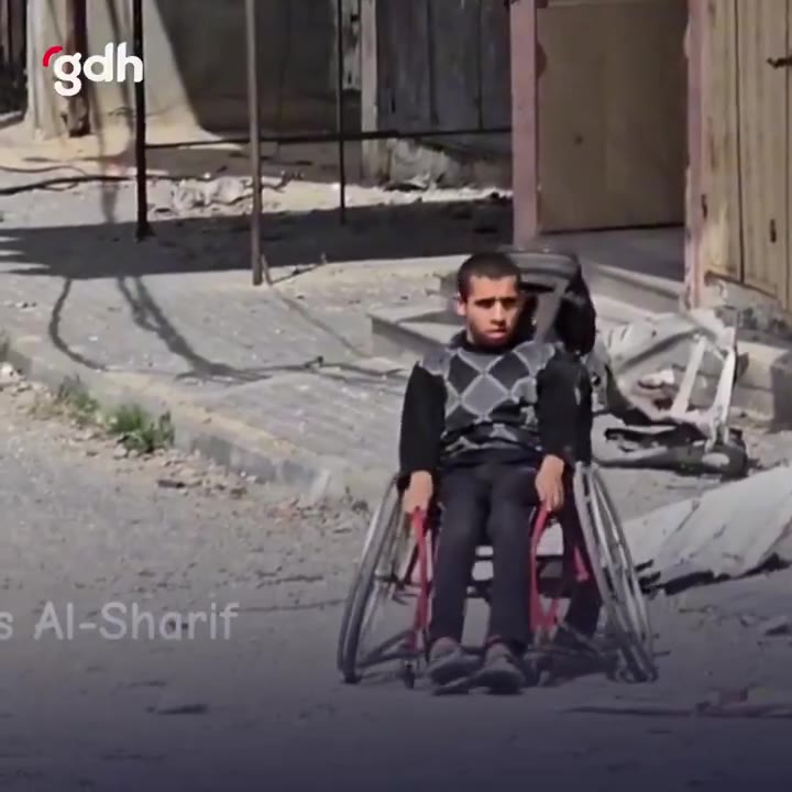 Beyt Lahya'dan yerinden edilen Gazzeli çocuk ve engelli kardeşi