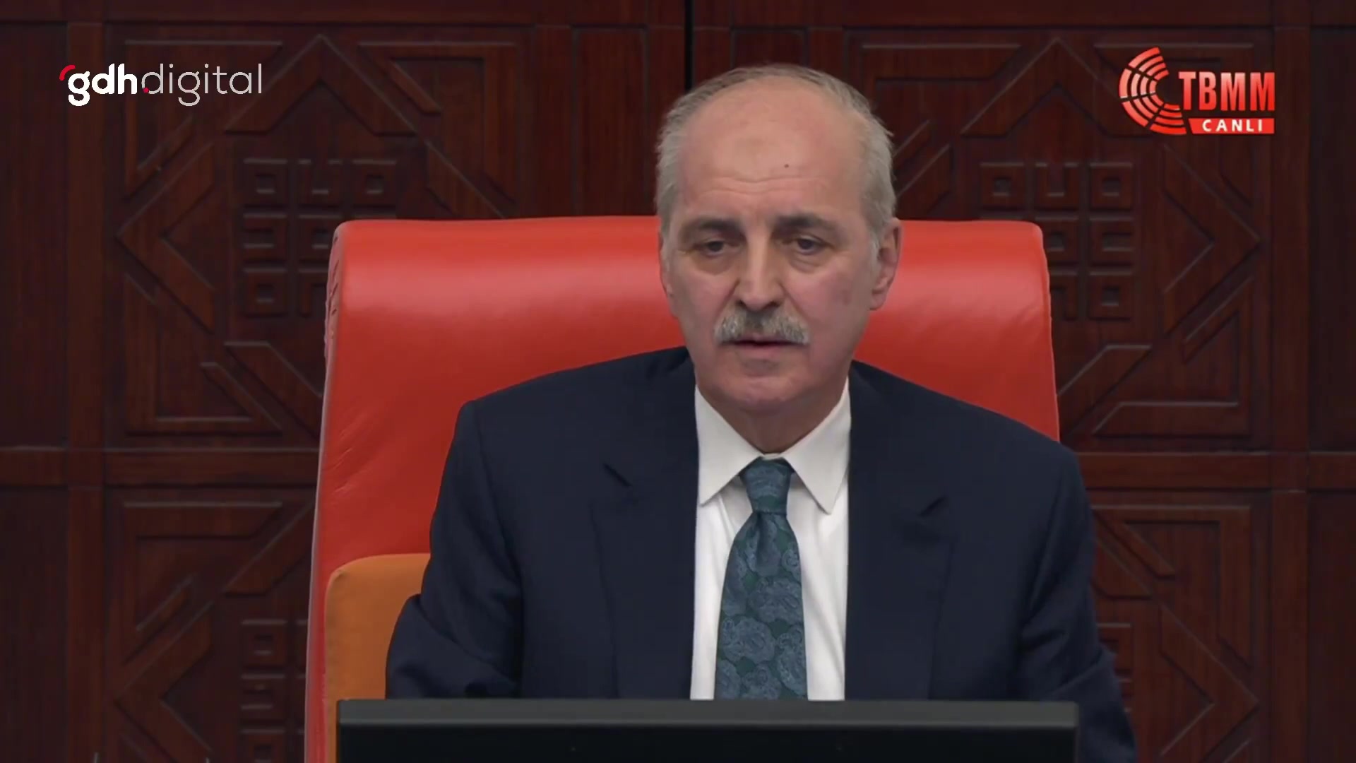 Özgür Özel ve Numan Kurtulmuş'tan darbe girişimi tartışması