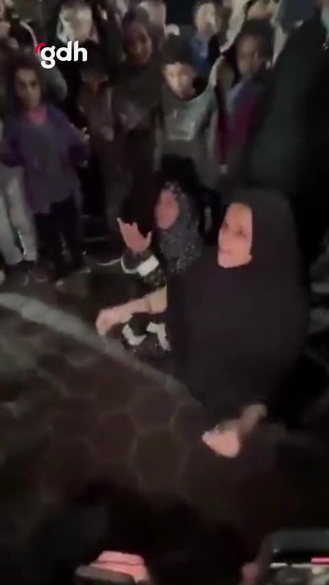 Gazze'de iki kadın, ateşkes haberini sevinçle kutladı