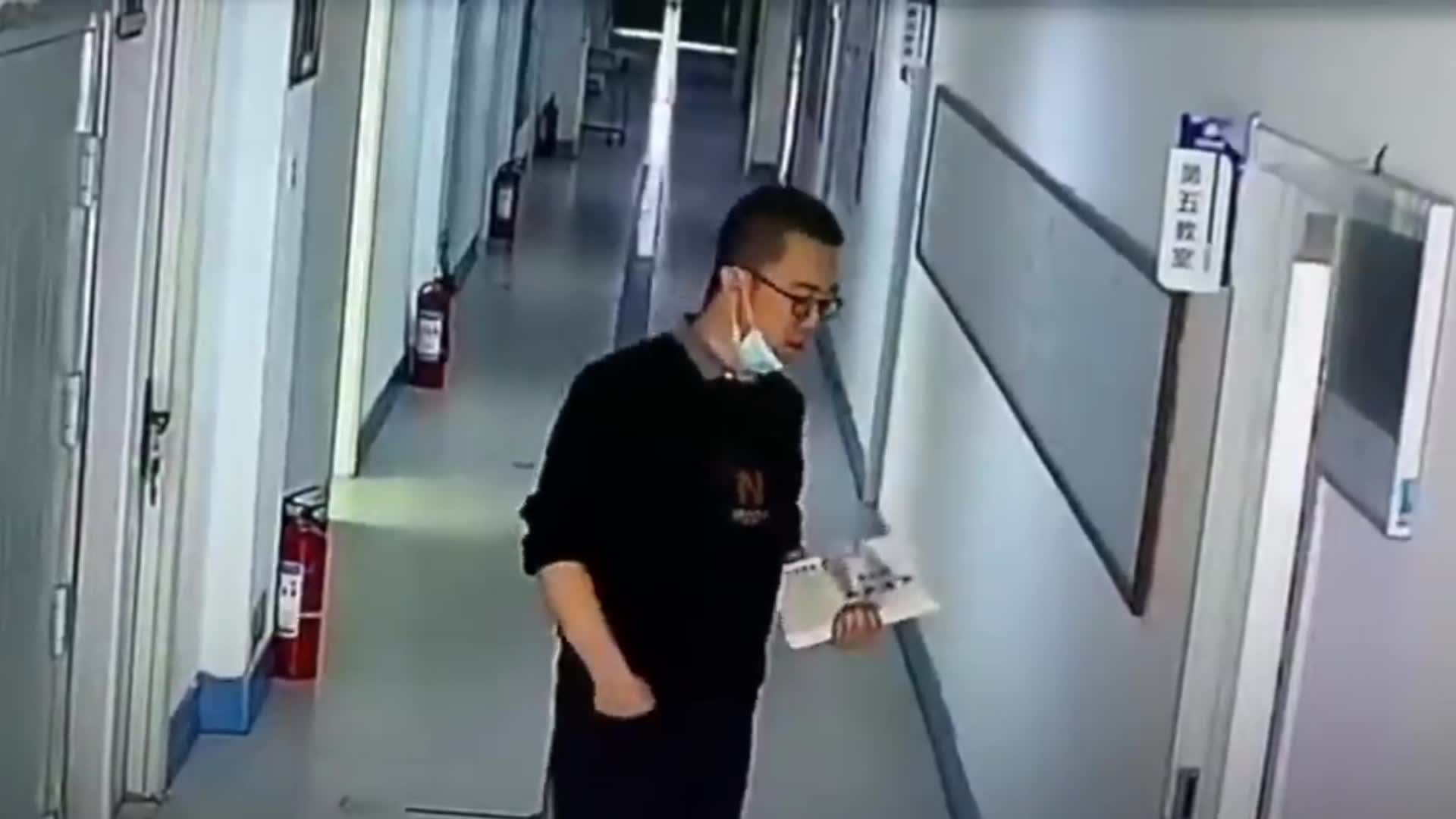 Yorgun öğretmenin mutlu bir yüz takınmasını izleyin