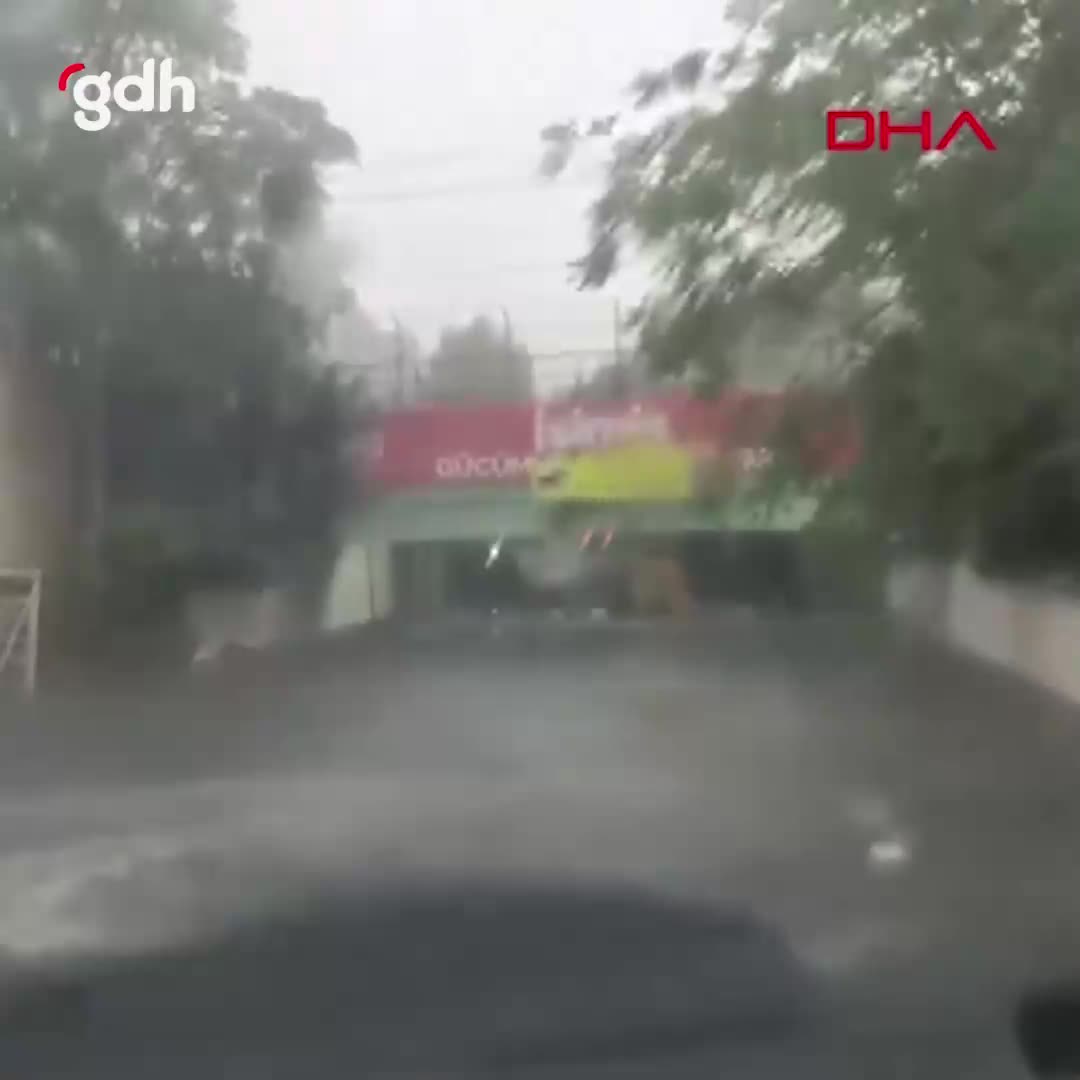 Bayrampaşa'da aşırı yağışlar altgeçidi su bastı, araçlar mahsur kaldı