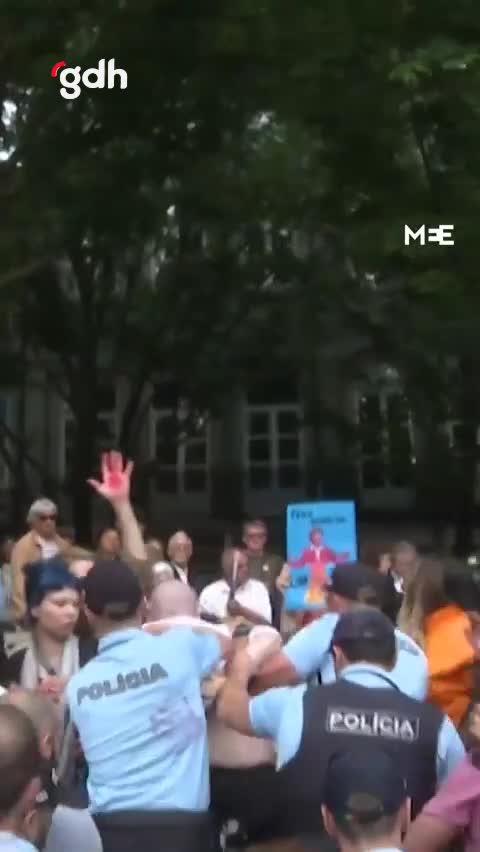Leyen, Porto'da Filistin destekçilerinin protestosuna maruz kaldı