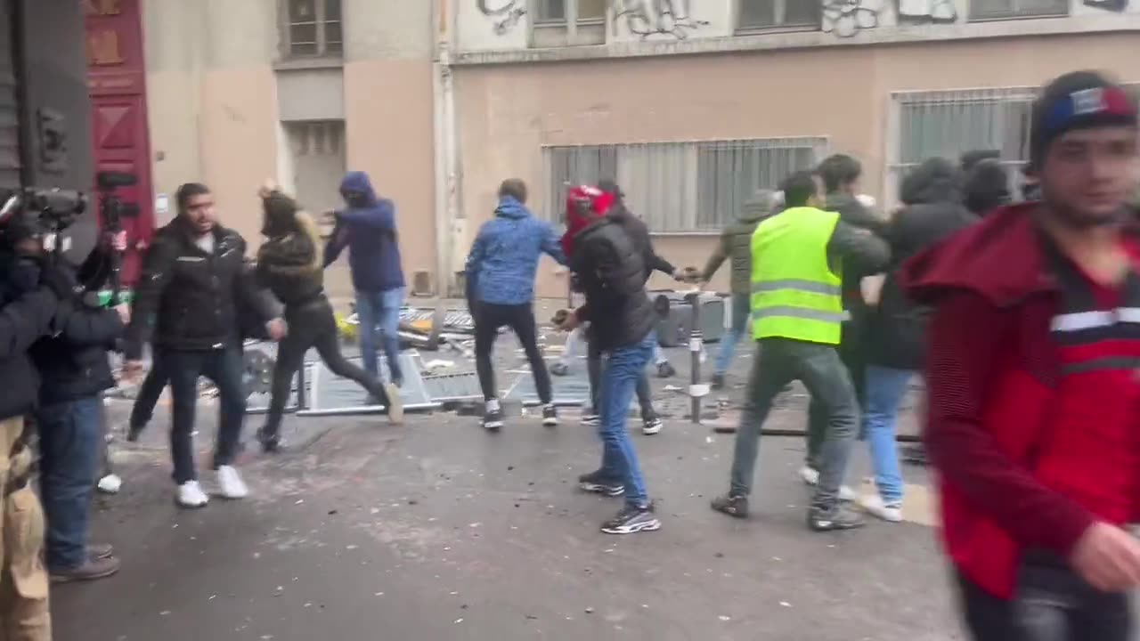 Terör yandaşları Fransız polisine taşlarla saldırdı