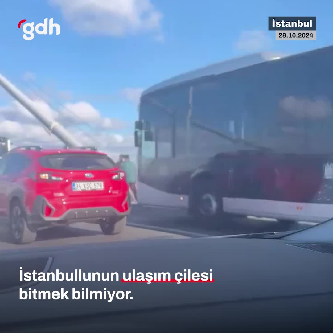 Köprüdeki arızalı metrobüsten inen yolcular yaya geçti