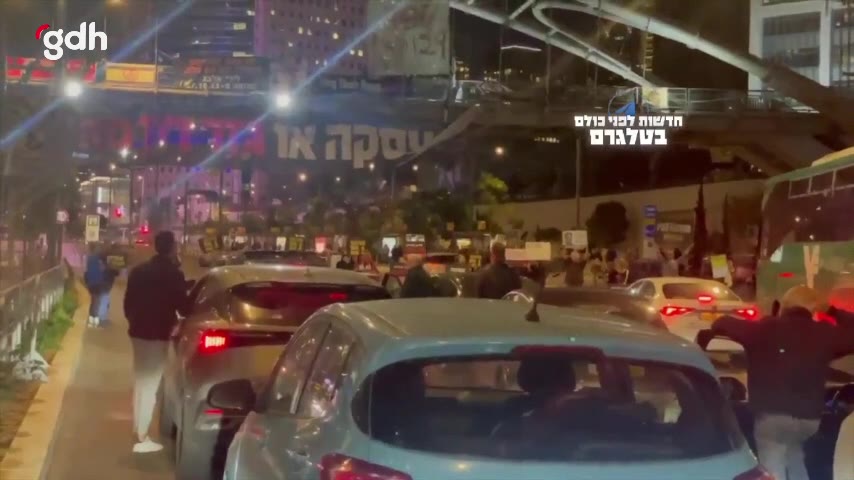 Gazze'deki İsrailli esirlerin yakınları Tel Aviv'de eylem yaptı