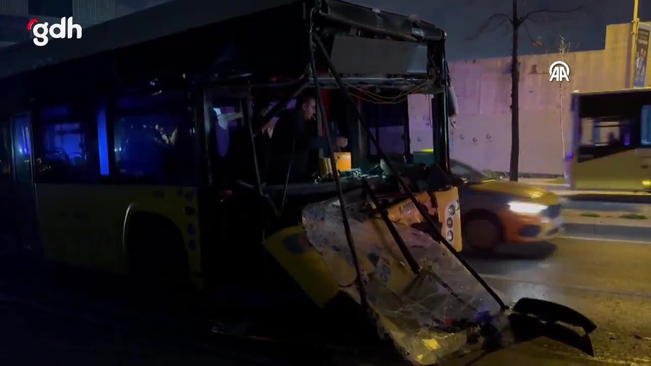 Şişli'de İETT otobüsü hafriyat kamyonuna çarptı, 9 yaralı