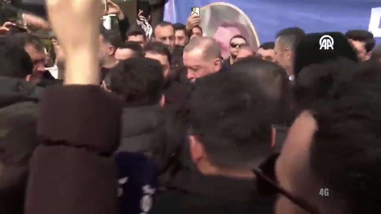 Erdoğan, doğum günü kutlaması yapan vatandaşlarla bir araya geldi