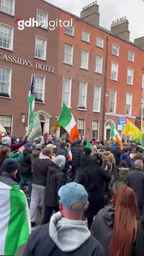 Dublin'de binlerce vatandaş, göçmen politikasını protesto etti