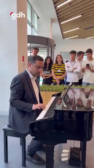 Ramanlı: Gençlerin ısrarı piyano başına götürdü beni