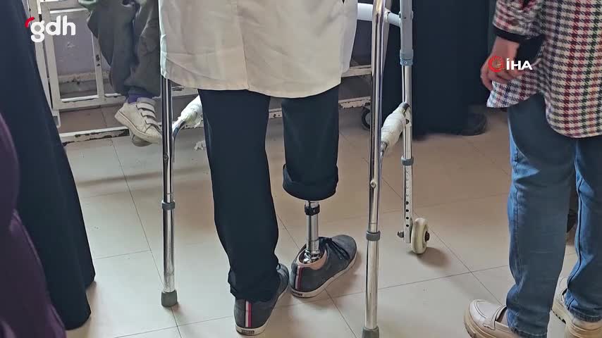 Bacağını kaybeden doktor, Gazze halkı için tedaviye devam ediyor