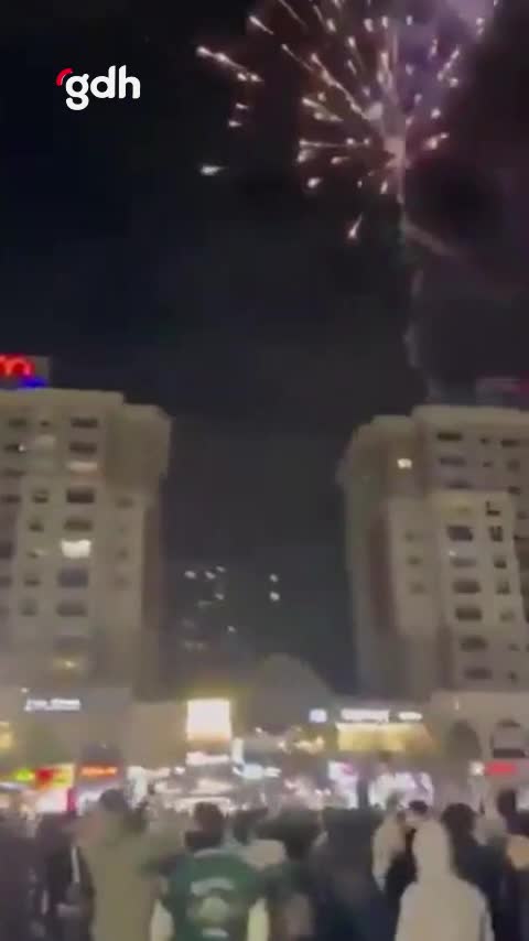 Suriyeli göçmenler İstanbul'da Humus'un ele geçirilmesini kutluyor