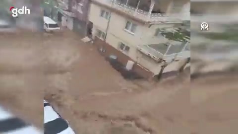 Uşak'ta Yağışlar Yollarda Su Birikintileri ve Sel Oluşturdu