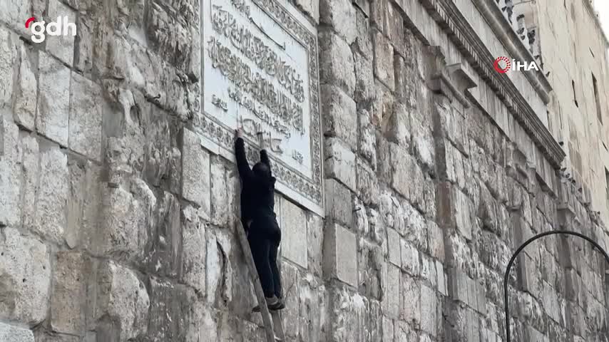 Şam'da kişi, Emevi Camii'nde Hafız Esad'ın adını sildi