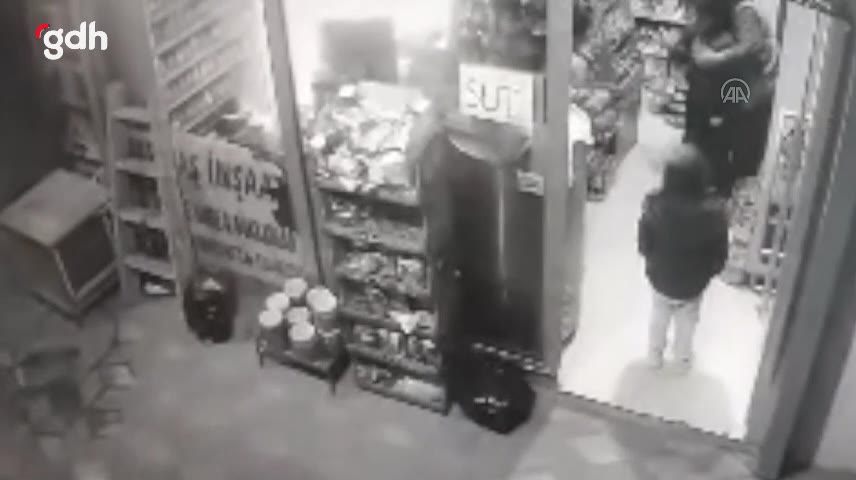 Münire Oflaz, boğazına kaçan çocuğu Heimlich ile kurtardı