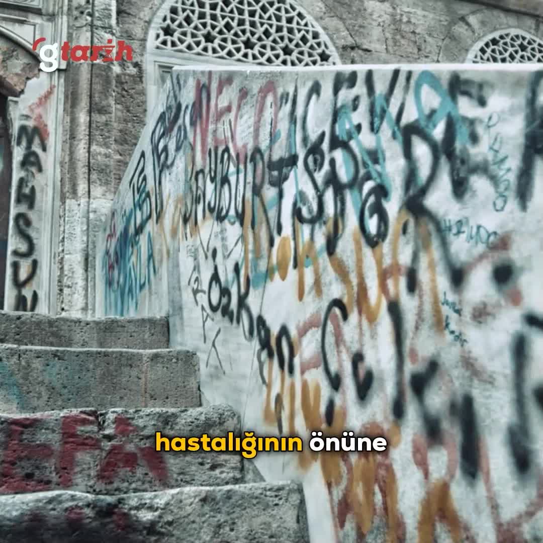 Tarihi çeşmeye sprey boya ile yazı yazdılar!