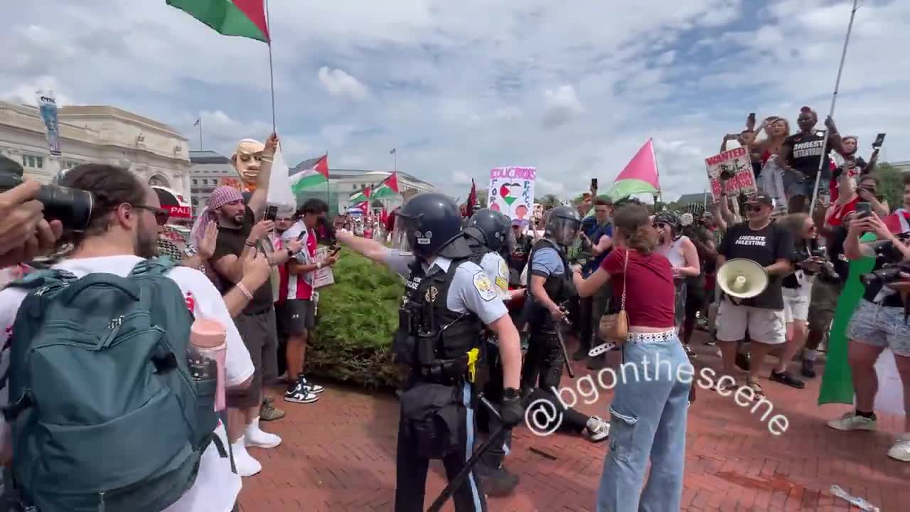 Polis, Washington DC'de aktivistleri darp etti