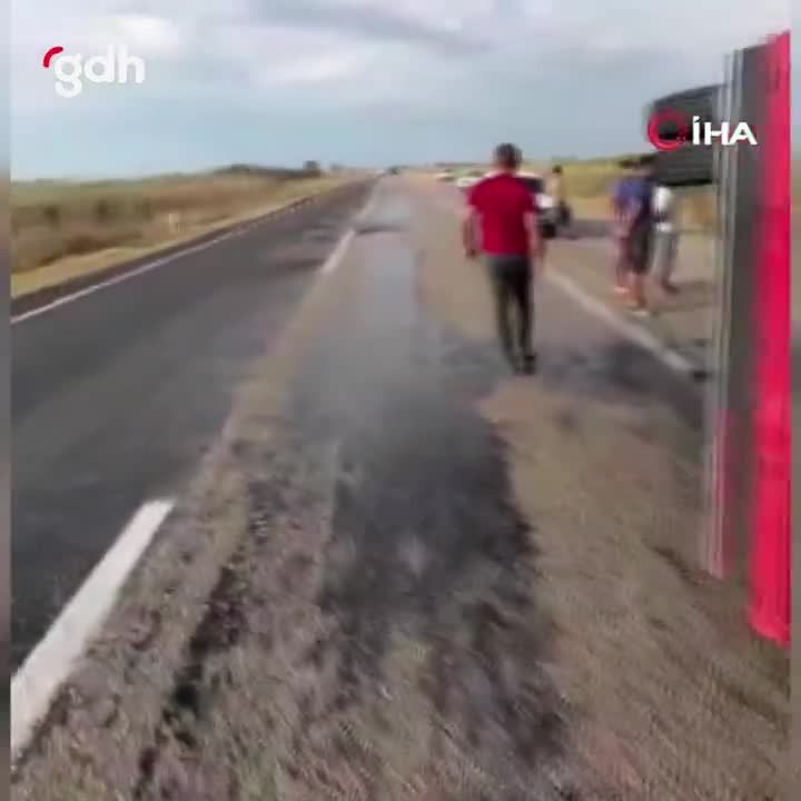 Kozan'da domates yüklü kamyonet devrildi, sürücü yaralandı