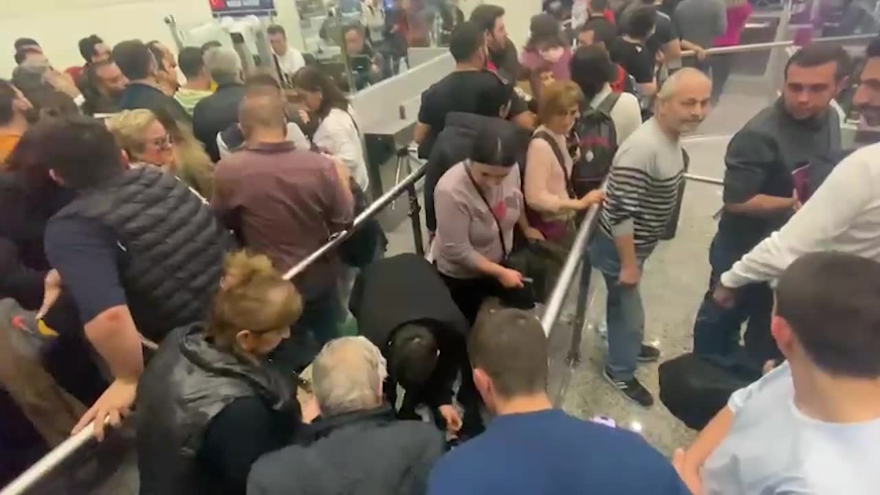 Sarp Sınır Kapısı'nda Gürcistan'dan ucuz iPhone kuyruğu oluştu