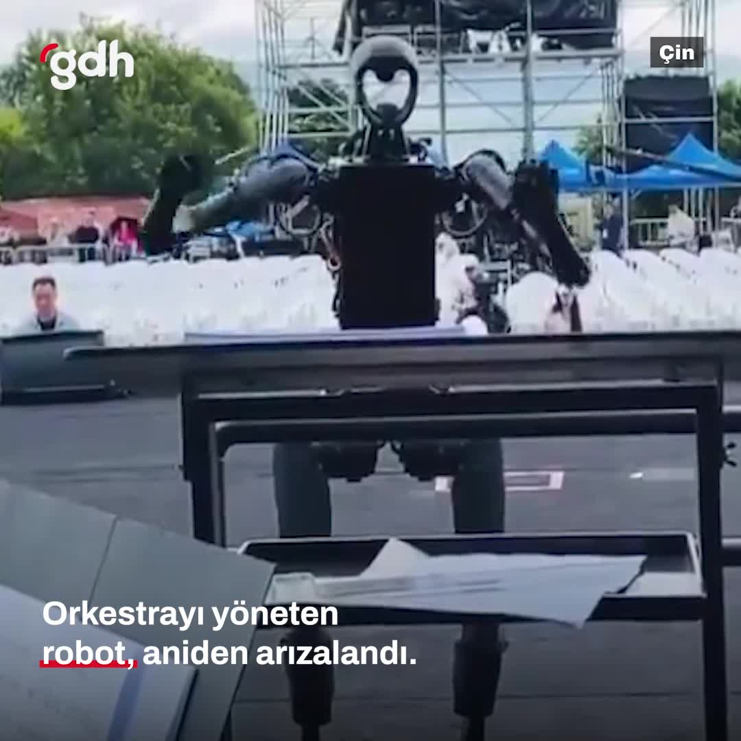 Çin'de robot orkestra şefi müzisyenlerin üzerine düştü