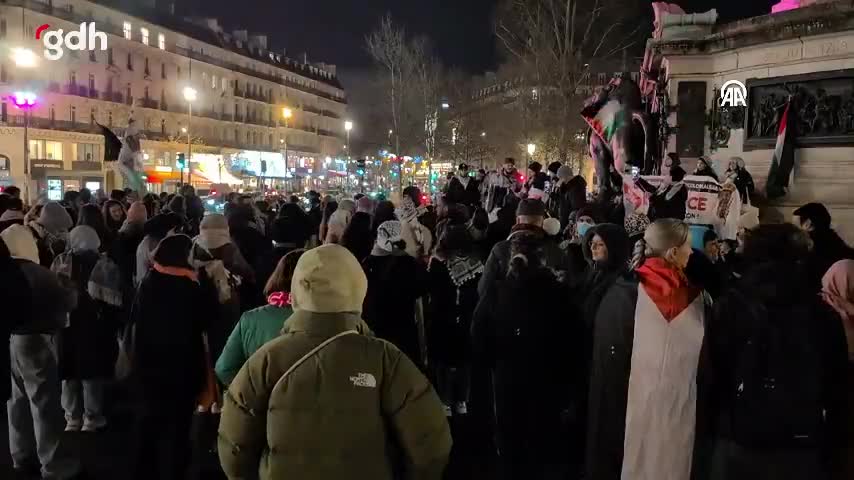 Paris'te aktivistler Gazze'de ateşkesi kutladı