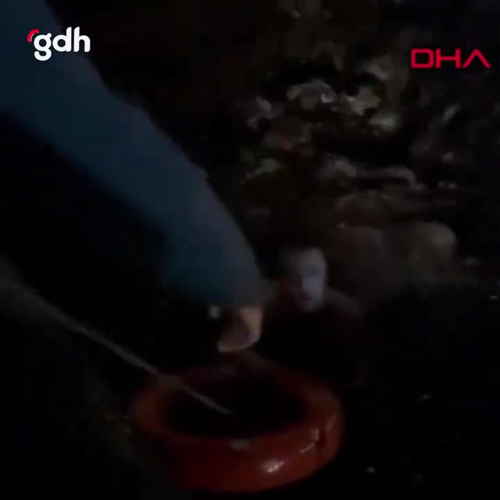 Beyoğlu'nda vapurdan düşen yolcu seyyar satıcının müdahalesiyle kurtarıldı