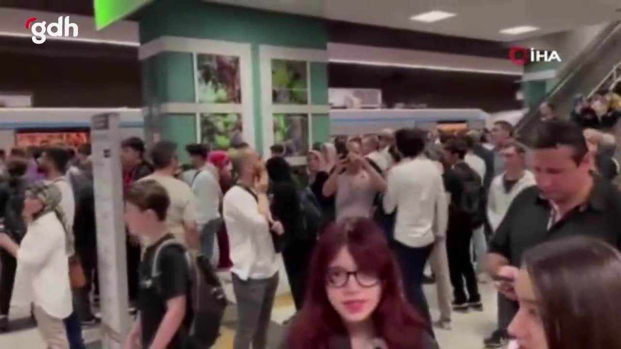 İstanbul'da iki metro hattında arıza, yolcular yolda kaldı