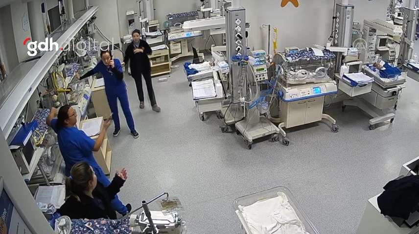 Hemşirelerin depremde bebekleri koruduğu anlar kaydedildi
