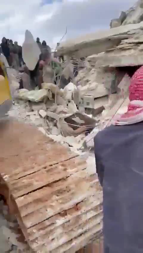 Halep'te kadın doğum yapıp öldü, bebek enkazdan kurtarıldı