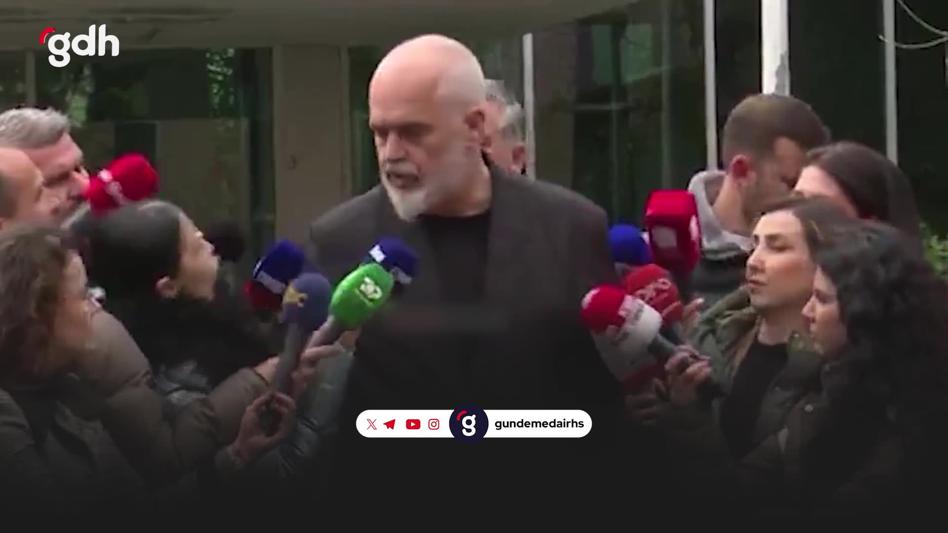 Başbakan Rama, muhabiri kafasından itti