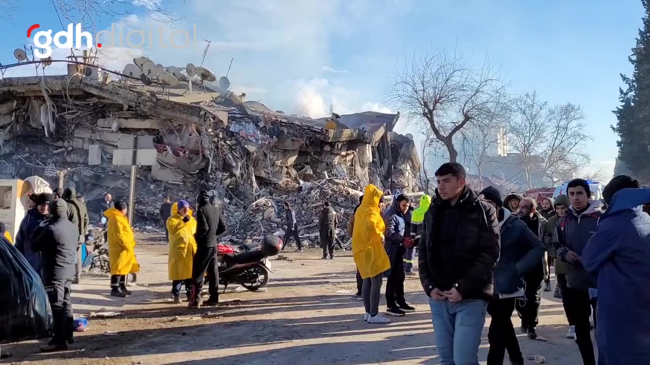 Kahramanmaraş Trabzon Caddesi'ndeki enkazda yangın çıktı